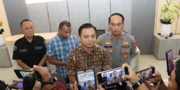 Informasi dugaan pembegalan dan penganiayaan yang viral di media sosial Kota Batam dipastikan tidak benar. Polresta Barelang melalui Satreskrim dan Polsek Sagulung mengungkap pelapor berinisial F, 23 tahun, membuat laporan palsu setelah melukai dirinya sendiri. Klarifikasi disampaikan dalam kegiatan doorstop di Lobby Polresta Barelang, Jumat 29 Mei 2026
Foto: Polresta Barelang