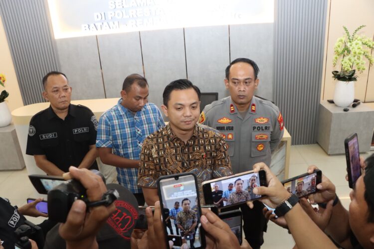 Informasi dugaan pembegalan dan penganiayaan yang viral di media sosial Kota Batam dipastikan tidak benar. Polresta Barelang melalui Satreskrim dan Polsek Sagulung mengungkap pelapor berinisial F, 23 tahun, membuat laporan palsu setelah melukai dirinya sendiri. Klarifikasi disampaikan dalam kegiatan doorstop di Lobby Polresta Barelang, Jumat 29 Mei 2026
Foto: Polresta Barelang