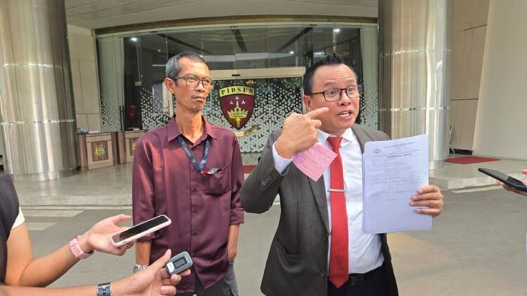 Penasehat Hukum PT. PMM Poltak Silitonga saat mendatangi Gedung Pidsus Kejagung di Jakarta, 29 Mei 2026
Foto: Istimewa