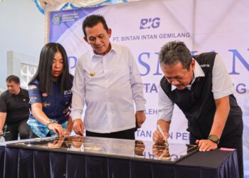 Menteri Kelautan dan Perikanan RI, Sakti Wahyu Trenggono bersama Gubernur Kepulauan Riau, Ansar Ahmad meresmikan pabrik pengolahan ikan milik PT Bintan Intan Gemilang di Jalan Nusantara, Kijang, Kabupaten Bintan, Kamis (14/05/26).
Foto: Rilis Pemprov Kepri