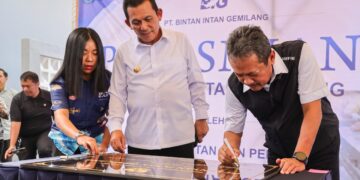 Menteri Kelautan dan Perikanan RI, Sakti Wahyu Trenggono bersama Gubernur Kepulauan Riau, Ansar Ahmad meresmikan pabrik pengolahan ikan milik PT Bintan Intan Gemilang di Jalan Nusantara, Kijang, Kabupaten Bintan, Kamis (14/05/26).
Foto: Rilis Pemprov Kepri