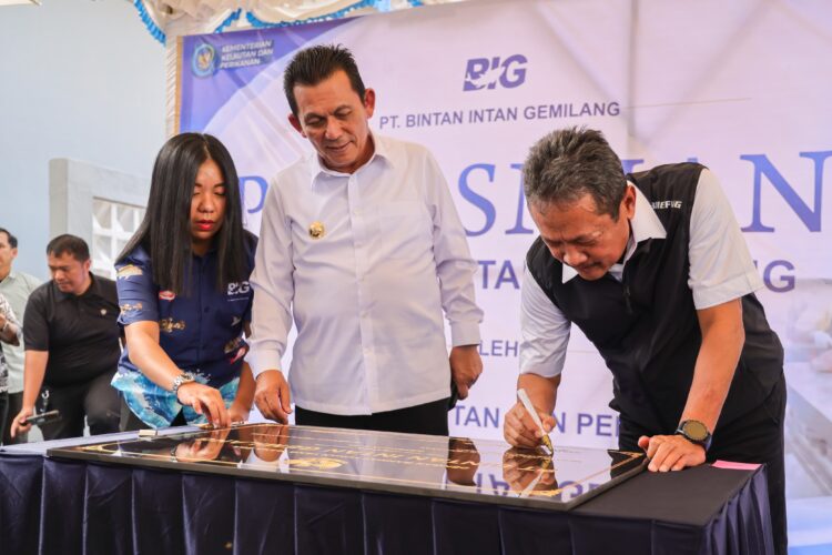 Menteri Kelautan dan Perikanan RI, Sakti Wahyu Trenggono bersama Gubernur Kepulauan Riau, Ansar Ahmad meresmikan pabrik pengolahan ikan milik PT Bintan Intan Gemilang di Jalan Nusantara, Kijang, Kabupaten Bintan, Kamis (14/05/26).
Foto: Rilis Pemprov Kepri