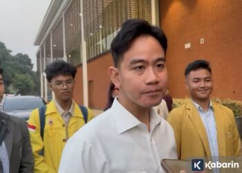 Wakil Presiden Gibran Rakabuming Raka memberikan pernyataan pers singkat di Lanud Halim Perdanakusuma Jakarta, Kamis (18/6/2026) sebelum bertolak melakukan kunjungan kerja ke wilayah timur Indonesia. ANTARA/Prisca Triferna