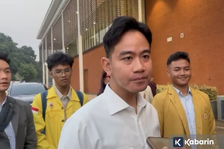 Wakil Presiden Gibran Rakabuming Raka memberikan pernyataan pers singkat di Lanud Halim Perdanakusuma Jakarta, Kamis (18/6/2026) sebelum bertolak melakukan kunjungan kerja ke wilayah timur Indonesia. ANTARA/Prisca Triferna