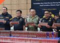 Direktorat Jenderal Bea dan Cukai (DJBC) melalui Bea Cukai Jakarta bersama TNI dan Polri menggagalkan peredaran hampir 9 juta batang rokok ilegal tanpa pita cukai. Penindakan diungkap dalam konferensi pers Selasa (9/6/2026) di Jakarta
Foto: Humas