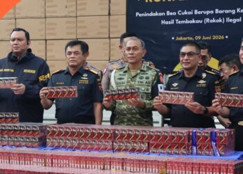 Direktorat Jenderal Bea dan Cukai (DJBC) melalui Bea Cukai Jakarta bersama TNI dan Polri menggagalkan peredaran hampir 9 juta batang rokok ilegal tanpa pita cukai. Penindakan diungkap dalam konferensi pers Selasa (9/6/2026) di Jakarta
Foto: Humas