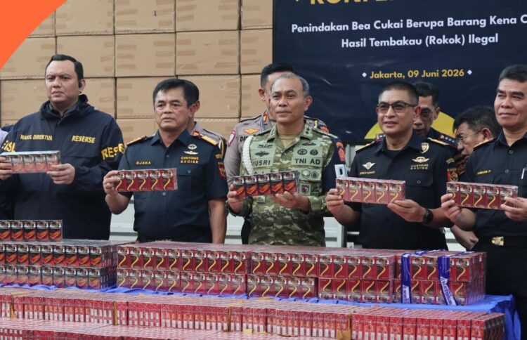 Direktorat Jenderal Bea dan Cukai (DJBC) melalui Bea Cukai Jakarta bersama TNI dan Polri menggagalkan peredaran hampir 9 juta batang rokok ilegal tanpa pita cukai. Penindakan diungkap dalam konferensi pers Selasa (9/6/2026) di Jakarta
Foto: Humas
