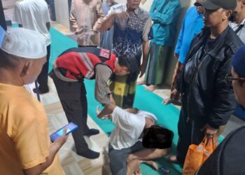 Aksi pencurian terekam kamera pengawas (CCTV) di Masjid Darul Ikhwan, Bengkong Indah, RW 01, Kecamatan Bengkong, Kota Batam, kembali meresahkan warga. Sebuah tas milik jemaah raib digasak saat para jemaah menunaikan salat subuh, Selasa (09/06/26).
Foto: Polresta Barelang
