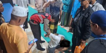Aksi pencurian terekam kamera pengawas (CCTV) di Masjid Darul Ikhwan, Bengkong Indah, RW 01, Kecamatan Bengkong, Kota Batam, kembali meresahkan warga. Sebuah tas milik jemaah raib digasak saat para jemaah menunaikan salat subuh, Selasa (09/06/26).
Foto: Polresta Barelang