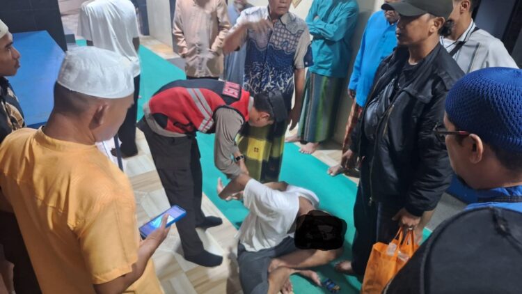 Aksi pencurian terekam kamera pengawas (CCTV) di Masjid Darul Ikhwan, Bengkong Indah, RW 01, Kecamatan Bengkong, Kota Batam, kembali meresahkan warga. Sebuah tas milik jemaah raib digasak saat para jemaah menunaikan salat subuh, Selasa (09/06/26).
Foto: Polresta Barelang