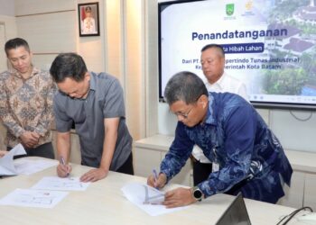 Sekretaris Daerah Kota Batam, Firmansyah, dan Direktur PT Prima Propertindo Utama, Albert Crenna Dessely, menandatangani naskah hibah di Kantor Wali Kota Batam, Kamis (11/6/2026). HUMAS DISKOMINFO BATAM / ADE RAHMATULLAH