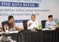 Wali Kota Batam, Amsakar Achmad, menyampaikan arahan saat menghadiri HLM TPID Kota Batam Tahun 2026 di Ruang Raja Haji Fisabilillah, Kantor Perwakilan Bank Indonesia Kepri, Jumat (19/6/2026). HUMAS DISKOMINFO BATAM / ADE RAHMATULLAH