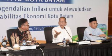 Wali Kota Batam, Amsakar Achmad, menyampaikan arahan saat menghadiri HLM TPID Kota Batam Tahun 2026 di Ruang Raja Haji Fisabilillah, Kantor Perwakilan Bank Indonesia Kepri, Jumat (19/6/2026). HUMAS DISKOMINFO BATAM / ADE RAHMATULLAH