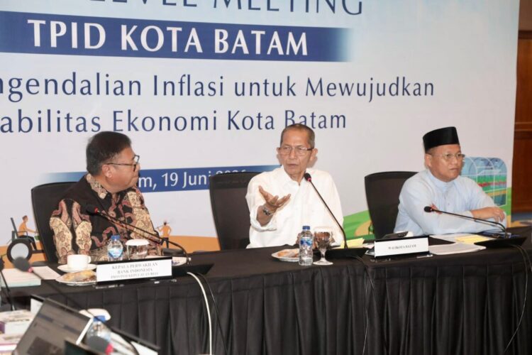 Wali Kota Batam, Amsakar Achmad, menyampaikan arahan saat menghadiri HLM TPID Kota Batam Tahun 2026 di Ruang Raja Haji Fisabilillah, Kantor Perwakilan Bank Indonesia Kepri, Jumat (19/6/2026). HUMAS DISKOMINFO BATAM / ADE RAHMATULLAH