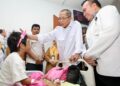 Wali Kota Batam, Amsakar Achmad, mengusap kepala RAL saat menjalani perawatan di RSUD Embung Fatimah, Batuaji, Senin (22/6/2026). HUMAS DISKOMINFO BATAM / DHEO ANANDA PUTRA