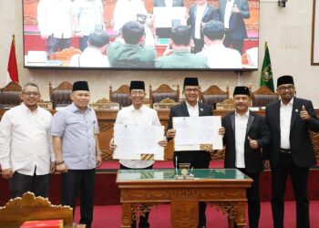Pengesahan Perda dilakukan dalam Rapat Paripurna DPRD Kota Batam yang berlangsung di Ruang Sidang Utama DPRD Kota Batam, Rabu (24/6/2026), dengan agenda penyampaian laporan Panitia Khusus (Pansus) pembahasan Rancangan Peraturan Daerah (Ranperda) sekaligus pengambilan keputusan.
Foto: MCB