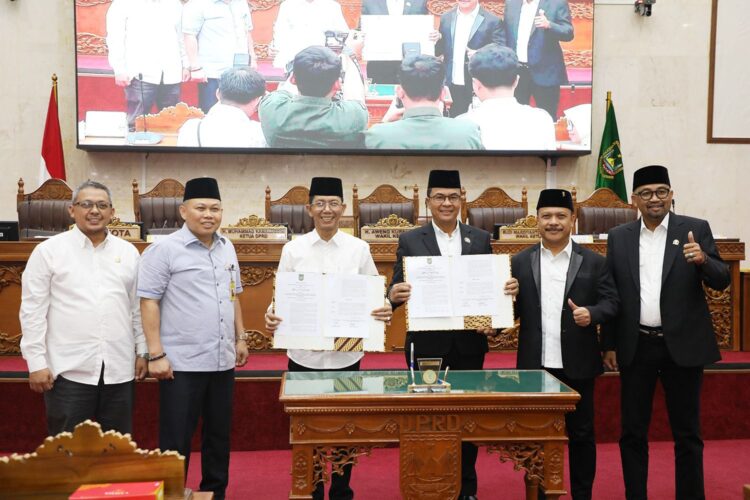 Pengesahan Perda dilakukan dalam Rapat Paripurna DPRD Kota Batam yang berlangsung di Ruang Sidang Utama DPRD Kota Batam, Rabu (24/6/2026), dengan agenda penyampaian laporan Panitia Khusus (Pansus) pembahasan Rancangan Peraturan Daerah (Ranperda) sekaligus pengambilan keputusan.
Foto: MCB