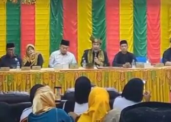Lembaga Adat Melayu Kepulauan Riau Kota Batam menggelar musyawarah dan sidang adat khusus pada Minggu, 1 Juni 2026, di aula kantor LAM Batam yang dihadiri puluhan ormas, tokoh adat, dan Panglima Suherman
Foto: Istimewa