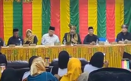 Lembaga Adat Melayu Kepulauan Riau Kota Batam menggelar musyawarah dan sidang adat khusus pada Minggu, 1 Juni 2026, di aula kantor LAM Batam yang dihadiri puluhan ormas, tokoh adat, dan Panglima Suherman
Foto: Istimewa