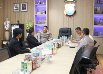 Direktur Eksekutif Lembaga Kajian Strategis Kepolisian Indonesia (LEMKAPI) sekaligus Ahli Kapolri Bidang Hukum Kepolisian dan Kriminologi, Dr. Edi Saputra Hasibuan, S.H., M.H., memberikan apresiasi tinggi atas kinerja dan inovasi pelayanan publik Polresta Barelang. Penyampaian apresiasi itu dilakukan langsung di ruang kerja Kapolresta Barelang, Senin (15/6/2026)
Foto: Polresta Barelang