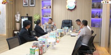 Direktur Eksekutif Lembaga Kajian Strategis Kepolisian Indonesia (LEMKAPI) sekaligus Ahli Kapolri Bidang Hukum Kepolisian dan Kriminologi, Dr. Edi Saputra Hasibuan, S.H., M.H., memberikan apresiasi tinggi atas kinerja dan inovasi pelayanan publik Polresta Barelang. Penyampaian apresiasi itu dilakukan langsung di ruang kerja Kapolresta Barelang, Senin (15/6/2026)
Foto: Polresta Barelang