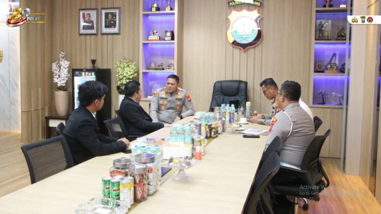 Direktur Eksekutif Lembaga Kajian Strategis Kepolisian Indonesia (LEMKAPI) sekaligus Ahli Kapolri Bidang Hukum Kepolisian dan Kriminologi, Dr. Edi Saputra Hasibuan, S.H., M.H., memberikan apresiasi tinggi atas kinerja dan inovasi pelayanan publik Polresta Barelang. Penyampaian apresiasi itu dilakukan langsung di ruang kerja Kapolresta Barelang, Senin (15/6/2026)
Foto: Polresta Barelang
