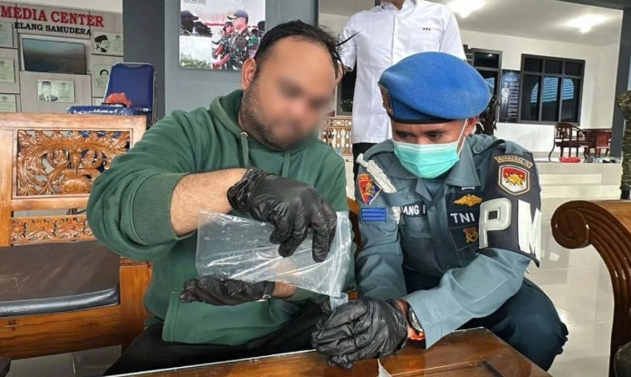 Petugas sedang melakukan tes terhadap sampel narkotika yang telah diamankan oleh pihak Lanal TBK di Karimun, Kepri. ANTARA/HO-Kadispen Kodaeral IV.