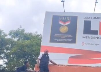 Aksi ratusan warga Pulau Kasu dan Belakang Padang di depan kantor DPW LSM Lumbung Informasi Rakyat (LIRA) Kepri pada Senin (15/6/2026) siang berujung pada penurunan baliho besar LIRA di lantai dua kantor tersebut.
Foto: Istimewa