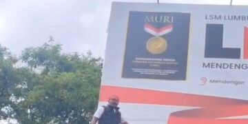 Aksi ratusan warga Pulau Kasu dan Belakang Padang di depan kantor DPW LSM Lumbung Informasi Rakyat (LIRA) Kepri pada Senin (15/6/2026) siang berujung pada penurunan baliho besar LIRA di lantai dua kantor tersebut.
Foto: Istimewa
