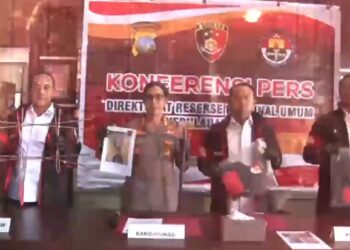 kasus pencurian besi penutup drainase di Terowongan Pelita akhirnya terungkap. Polda Kepri melalui Ditreskrimum Subdit III Jatanras menangkap seorang pria berinisial SF, Sabtu 13 Juni 2026.
Foto: Polresta Barelang