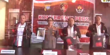 kasus pencurian besi penutup drainase di Terowongan Pelita akhirnya terungkap. Polda Kepri melalui Ditreskrimum Subdit III Jatanras menangkap seorang pria berinisial SF, Sabtu 13 Juni 2026.
Foto: Polresta Barelang