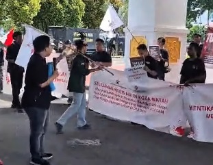 Tuntutan 45: Ketika Air Menjadi Suara Ribuan Warga Batam di Depan DPRD
Foto: Gudang berita