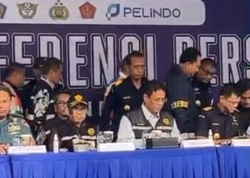 Menteri Keuangan Purbaya Yudhi Sadewa turun langsung memimpin konferensi pers penindakan pakaian bekas impor ilegal atau balpres di dua titik sekaligus, Pelabuhan Tanjung Priok Jakarta dan gudang-gudang di Kalimantan Barat yang terhubung jalur Pontianak. Konferensi pers digelar pada Selasa 23 Juni 2026
Foto: Dok