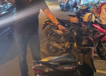 Personel piket Polsek Batam Kota Polresta Barelang bergerak cepat menindaklanjuti laporan masyarakat melalui layanan Kepolisian 110 terkait temuan satu unit sepeda motor yang diduga ditinggalkan di sekitar Hotel Kaliban
(23/06/26)
Foto: Polresta Barelang