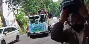 Sejumlah warga Pulau Kasu dan Belakang Padang turun ke Batam pada Senin pagi untuk mendatangi kantor DPW LSM LIRA Kepri, (15/06/26).
Foto: istimewa