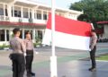 Polresta Barelang menggelar Upacara Peringatan Hari Lahir Pancasila Tahun 2026 di Lapangan Upacara Polresta Barelang, Senin (01/06/26)
Foto: Polresta Barelang