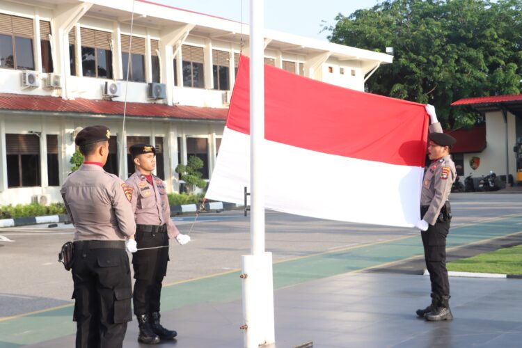 Polresta Barelang menggelar Upacara Peringatan Hari Lahir Pancasila Tahun 2026 di Lapangan Upacara Polresta Barelang, Senin (01/06/26)
Foto: Polresta Barelang