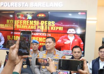 Polresta Barelang berhasil mengungkap dan mengamankan pelaku tindak pidana ujaran kebencian terhadap Suku Melayu kurang dari 24 jam setelah laporan diterima. Pengungkapan itu disampaikan dalam konferensi pers di Lobby Polresta Barelang, Selasa (2/6/2026)
Foto: Polresta Barelang