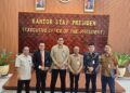 Penasehat Hukum PT PMM Poltak Silitonga SH MH, menghadiri undangan dari Kantor Kepala Staf Kepresidenan untuk  memberikan klarifikasi dan menyangkal Tuduhan berita berita yang mengatakan bahwa PT MM diduga melakukan penyelundupan barang barang tambang berbahaya
(02/06/26)
Foto: Poltak Silitonga