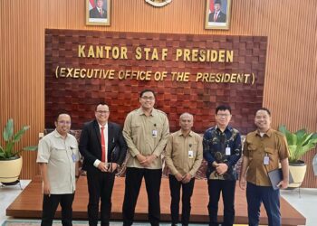 Penasehat Hukum PT PMM Poltak Silitonga SH MH, menghadiri undangan dari Kantor Kepala Staf Kepresidenan untuk  memberikan klarifikasi dan menyangkal Tuduhan berita berita yang mengatakan bahwa PT MM diduga melakukan penyelundupan barang barang tambang berbahaya
(02/06/26)
Foto: Poltak Silitonga