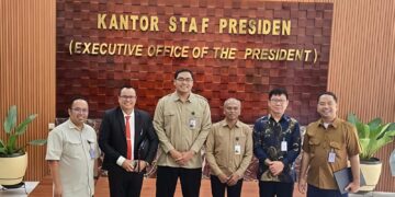 Penasehat Hukum PT PMM Poltak Silitonga SH MH, menghadiri undangan dari Kantor Kepala Staf Kepresidenan untuk  memberikan klarifikasi dan menyangkal Tuduhan berita berita yang mengatakan bahwa PT MM diduga melakukan penyelundupan barang barang tambang berbahaya
(02/06/26)
Foto: Poltak Silitonga