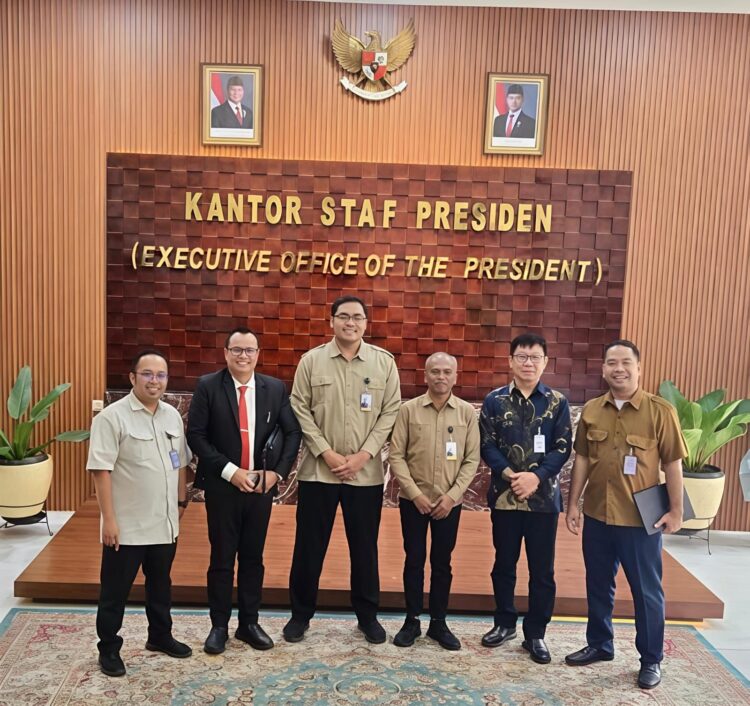 Penasehat Hukum PT PMM Poltak Silitonga SH MH, menghadiri undangan dari Kantor Kepala Staf Kepresidenan untuk  memberikan klarifikasi dan menyangkal Tuduhan berita berita yang mengatakan bahwa PT MM diduga melakukan penyelundupan barang barang tambang berbahaya
(02/06/26)
Foto: Poltak Silitonga