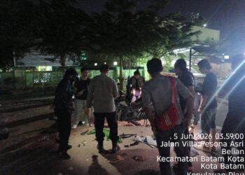 Personel Polsek Batam Kota bergerak cepat menindaklanjuti laporan masyarakat yang masuk melalui layanan darurat Kepolisian 110 terkait dugaan tindak pidana penganiayaan di kawasan Perumahan Villa Pesona Asri, Kelurahan Belian, Kecamatan Batam Kota, Jumat (05/06/26)
Foto: Polresta Barelang