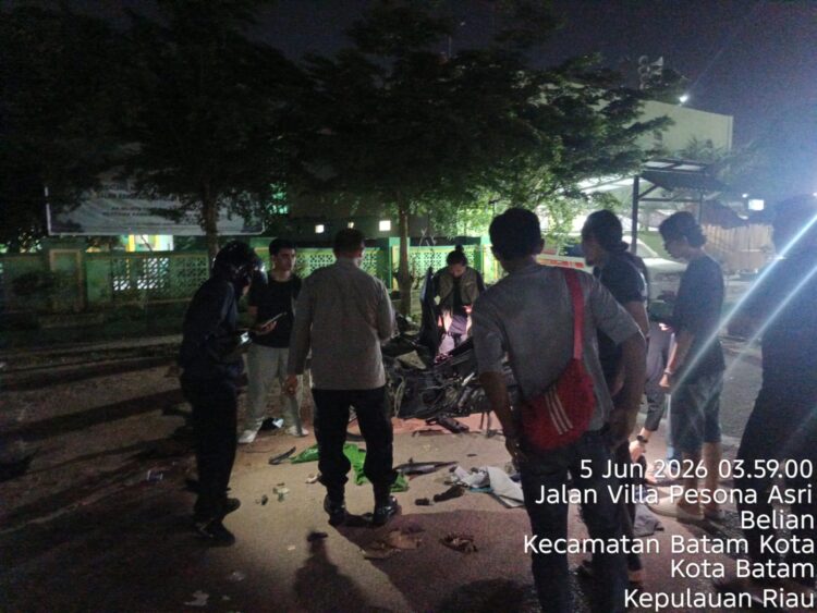 Personel Polsek Batam Kota bergerak cepat menindaklanjuti laporan masyarakat yang masuk melalui layanan darurat Kepolisian 110 terkait dugaan tindak pidana penganiayaan di kawasan Perumahan Villa Pesona Asri, Kelurahan Belian, Kecamatan Batam Kota, Jumat (05/06/26)
Foto: Polresta Barelang
