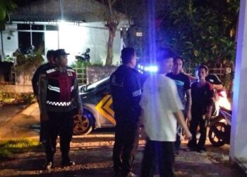 Personel Polsek Lubuk Baja bergerak cepat menindaklanjuti laporan masyarakat melalui layanan darurat Polisi 110 terkait dugaan keributan dan pemukulan di kawasan Baloi Persero, Jalan Kenanga No. 25, Kecamatan Lubuk Baja, Kota Batam, Sabtu (06/06/26) dini hari.
Foto: Polresta Barelang