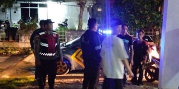 Personel Polsek Lubuk Baja bergerak cepat menindaklanjuti laporan masyarakat melalui layanan darurat Polisi 110 terkait dugaan keributan dan pemukulan di kawasan Baloi Persero, Jalan Kenanga No. 25, Kecamatan Lubuk Baja, Kota Batam, Sabtu (06/06/26) dini hari.
Foto: Polresta Barelang