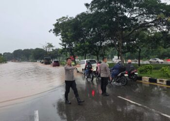 Usai diguyur hujan deras, personel Sat Samapta Polresta Barelang turun ke jalan untuk melakukan patroli antisipasi genangan air, pohon tumbang, dan potensi banjir di sejumlah wilayah hukum Polresta Barelang
(09/06/26)
Foto: Polresta Barelang