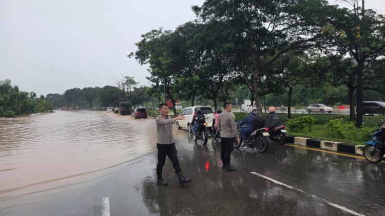 Usai diguyur hujan deras, personel Sat Samapta Polresta Barelang turun ke jalan untuk melakukan patroli antisipasi genangan air, pohon tumbang, dan potensi banjir di sejumlah wilayah hukum Polresta Barelang
(09/06/26)
Foto: Polresta Barelang