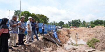 BP Batam bersama PT Air Batam Hilir turun tangan memperbaiki pipa transmisi air bersih berdiameter 800 mm yang bocor di jalur Simpang Plamo menuju Kepri Mall.
(10/06/26)
Foto: BP Batam