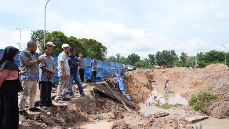 BP Batam bersama PT Air Batam Hilir turun tangan memperbaiki pipa transmisi air bersih berdiameter 800 mm yang bocor di jalur Simpang Plamo menuju Kepri Mall.
(10/06/26)
Foto: BP Batam